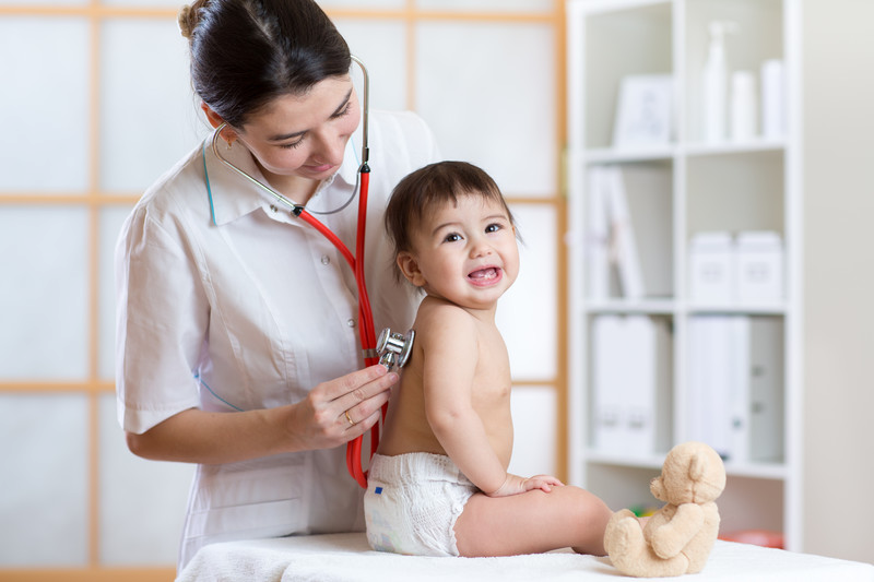 bebê com a pediatra