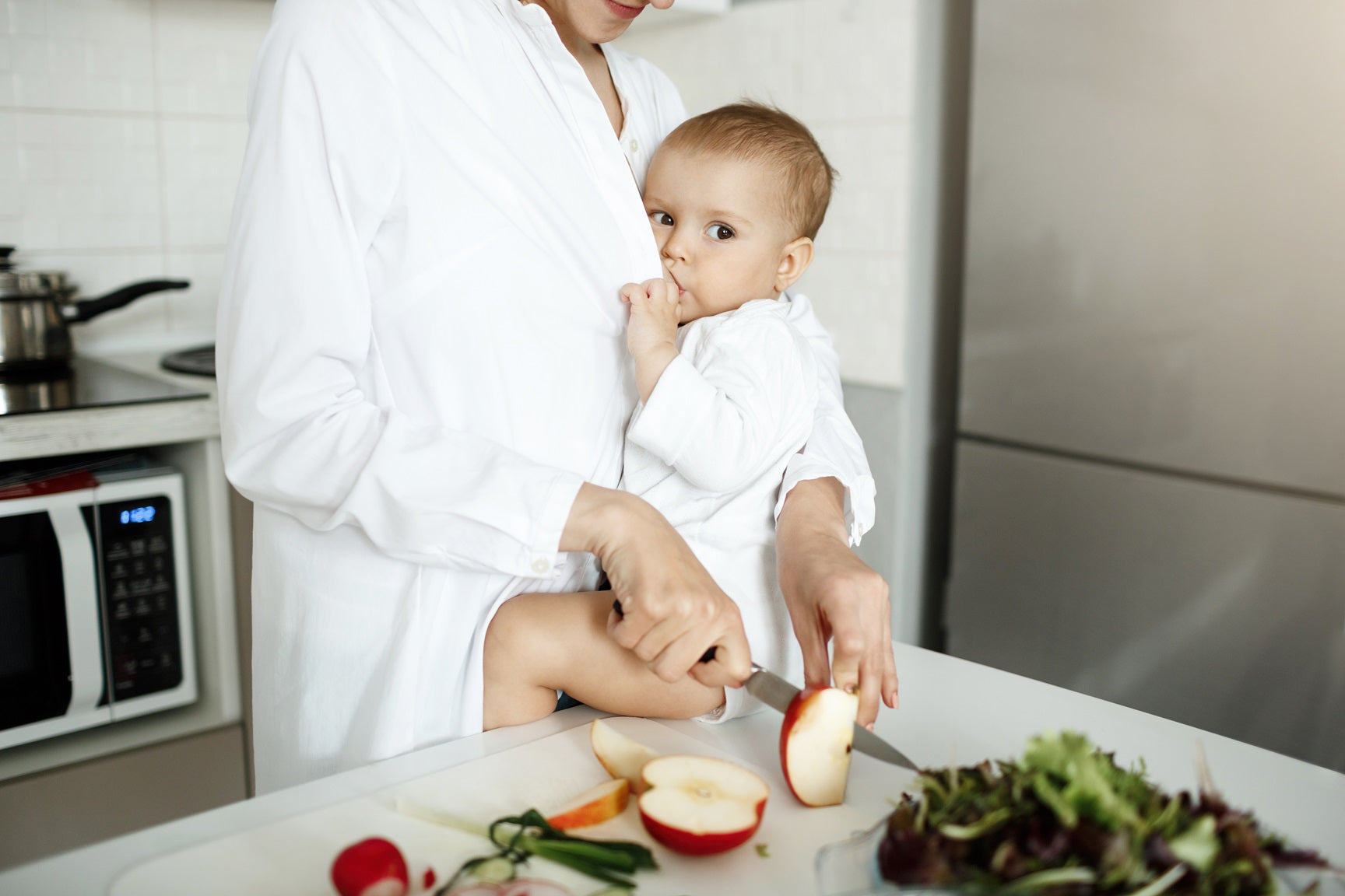 A Importância do Chá na Hidratação durante a Amamentação: Nutrindo Mãe e Bebê